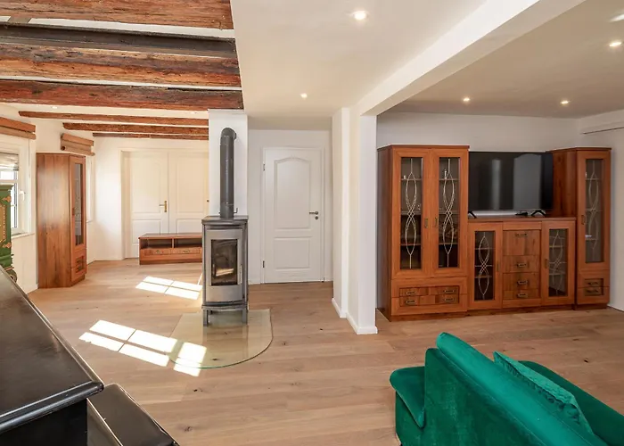 Luxurioese Sandstein Villa - 320 Qm - 7 Raeume